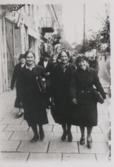 Trzy uczennice na Rynku Kościuszki