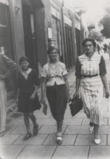 Dwie kobiety i dziewczynka na Rynku Kościuszki