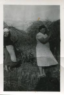 Józefa Żmijewska z kuzynką podczas prac polowych