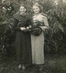 Regina Żmijewska z koleżanką