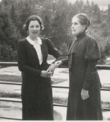 Ewelina Gessner z Marią na tle rozległego parku