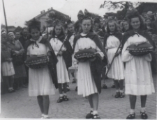 Procesja Bożego Ciała -dziewczynki sypiące kwiatki