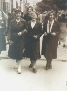 Trzy kobiety na spacerze na białostockiej ulicy