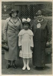 Dziewczynka z mamą i babcią w parku otoczonym siatką