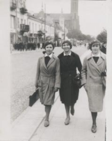 Trzy uczennice na Rynku Kościuszki