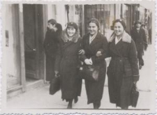 Trzy dziewczyny na spacerze na Rynku Kościuszki