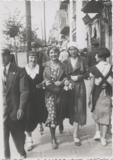 Trzy dziewczyny na spacerze ulicą Lipową