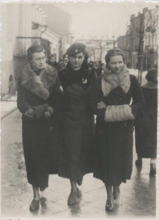 Trzy dziewczyny podczas zimowego spaceru