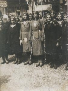 Uczennice podczas zbiórki na Rynku Kościuszki (?)