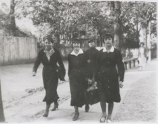 Trzy dziewczyny i chłopak w parku