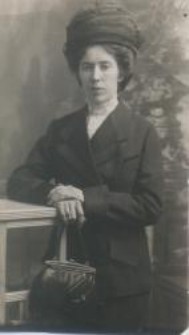 Regina Kuczyńska z domu Oksztel w atelier fotograficznym