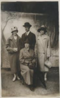 Rodzina Oksztelów: Natalia z Oksztelów Zaleska (siedzi), Wacła, Helena c. Natalii (z lewej), Helena-żona Wacława z prawej