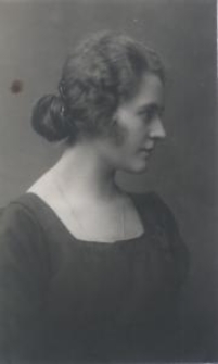 Kobieta w ciemnej sukni