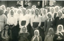 Ksiądz Antoni Kuklewicz, inni księża oraz grupa kobiet