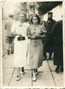 Ul. Sienkiewicza - dwie kobiety, w tle Żyd