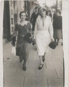 Karolina Zdrodowska w białym kostiumie, z koleżanką