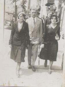 Karolina Zdrodowska z mężem, obok jeszcze jedna kobieta