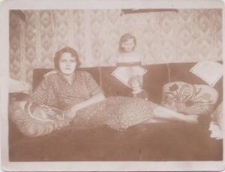 Karolina Zdrodowska leży na kanapie