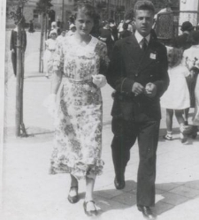 Dwoje ludzi podczas spaceru ulicą w Białymstoku