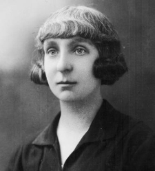 Portret kobiety z krótkimi ciemnymi włosami