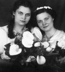 Portret dwóch kobiet z bukietem kwiatów, zdjęcie wykonano w atelier fotograficznym