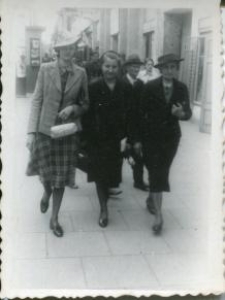 Zdjęcie trzech kobiet na ulicy