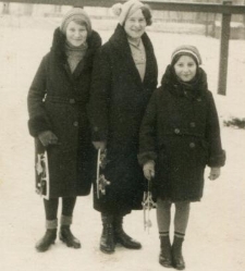 Kobieta i dwie dziewczynki przed ślizgawką
