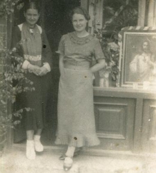 Dwie młode kobiety przed sklepem lub kawiarnią