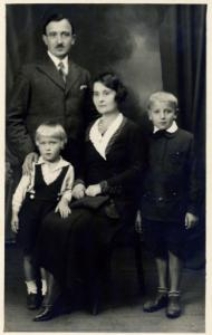 Małżonkowie Ziemiańscy z dwójką dzieci