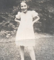 Zwierzyniec w Białymstoku, dziewczynka w jasnej sukience stoi na trawniku