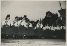 Zespół pieśni i tańca "Kurpie Zielone" podczas występów