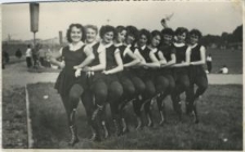 Dziewczyny z Kabatetu Dziesięciu podczas próby w plenerze, Stadion Dziesięciolecia, Warszawa, Centralne Dożynki