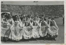 Zespół Pieśni i Tańca "Kurpie Zielone" podczas występów na Centralnych Dożynkach na Stadionie Dziesięciolecia