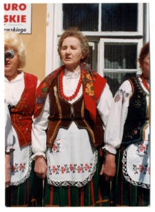 Elżbieta Daniszewska w stroju ludowym przed budynkiem biura poselskiego