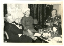 Elżbieta Daniszewska z dwiema kobieta podczas spotkania w domu