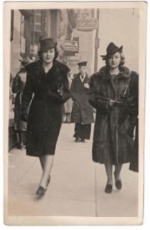 Anna Skrzeszewska i [Sadie] na ulicy Londynu w 1940 r.