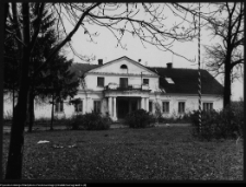 Mikicin, widok na elewację frontową dworu