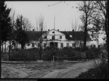 Mikicin, widok na elewację frontową dworu