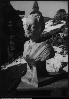 Supraśl, popiersia ocalałe w ruinach Pałacu Opatów