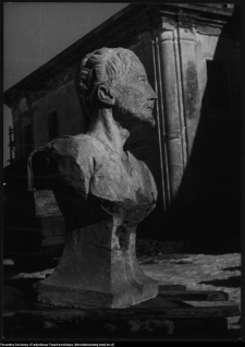 Supraśl, popiersia ocalałe w ruinach Pałacu Opatów