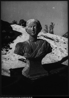 Supraśl, popiersia ocalałe w ruinach Pałacu Opatów