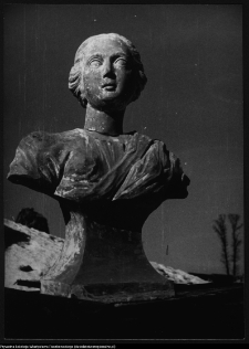 Supraśl, popiersia ocalałe w ruinach Pałacu Opatów