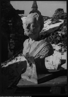 Supraśl, monastyr, Pałac Opatów, posągi