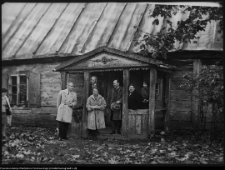 Święck Strumiany, konserwatorzy zabytk&oacute;w na ganku starego domu