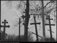 Stary Kornin, drewniane krzyże przed cerkwią