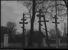 Stary Kornin, drewniane krzyże przed cerkwią