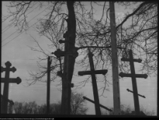 Stary Kornin, drewniane krzyże przed cerkwią