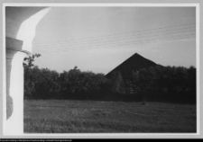 Bęćkowo, widok z podcienia na budująca się stodołę