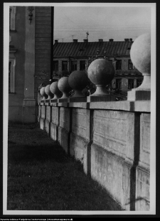 Białystok, Ogrody Branickich, fragment ogrodzenia pomiędzy dziedzińcami pałacowymi