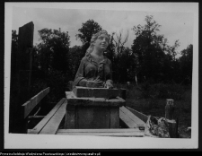 Białystok, odbudowa Pałacu Branickich, ogród - rzeźba Sfinksa